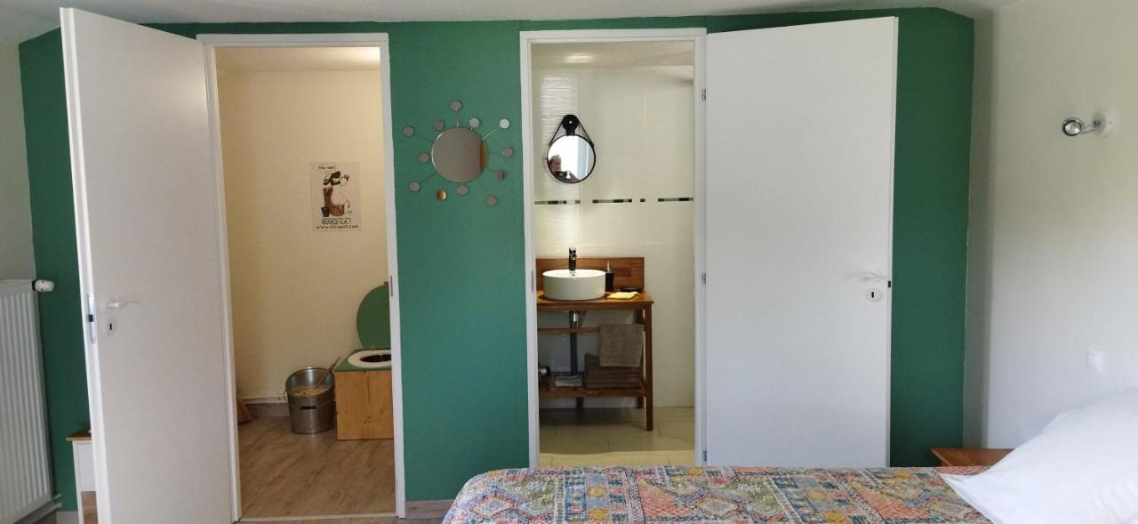 La Maison Des Escargots Blanzay Room photo